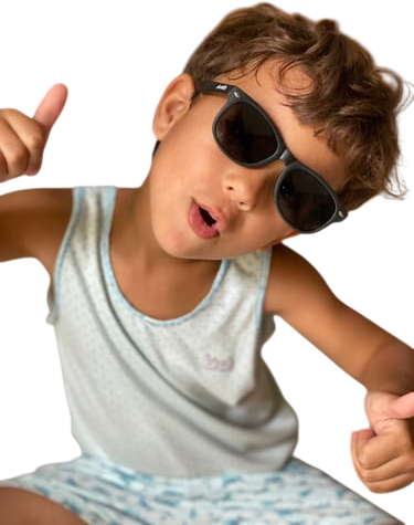 Niño feliz con lentes flexibles SunKids