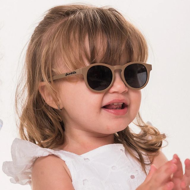 Niño con lentes SunKids